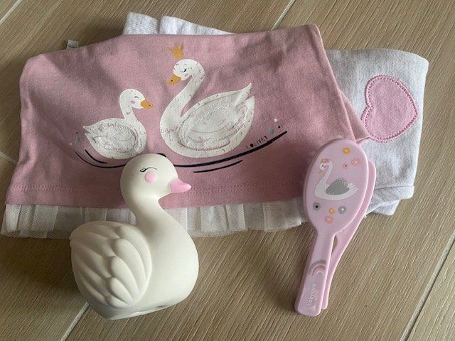 Lotti & Set di vestiti: NEUES, total herziges Baby Set Gr. 68/74 "Schwan" – Nuovo (secondo la descrizione) da Staufen venduto da Nasli