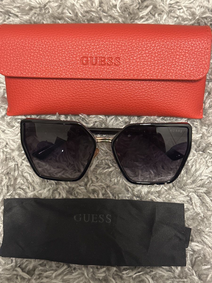 Guess Occhiali & Lenti: Guess Sunglasses - Excellent Condition - With Case – Nuovo (secondo la descrizione) da Choëx venduto da Faith.C 1