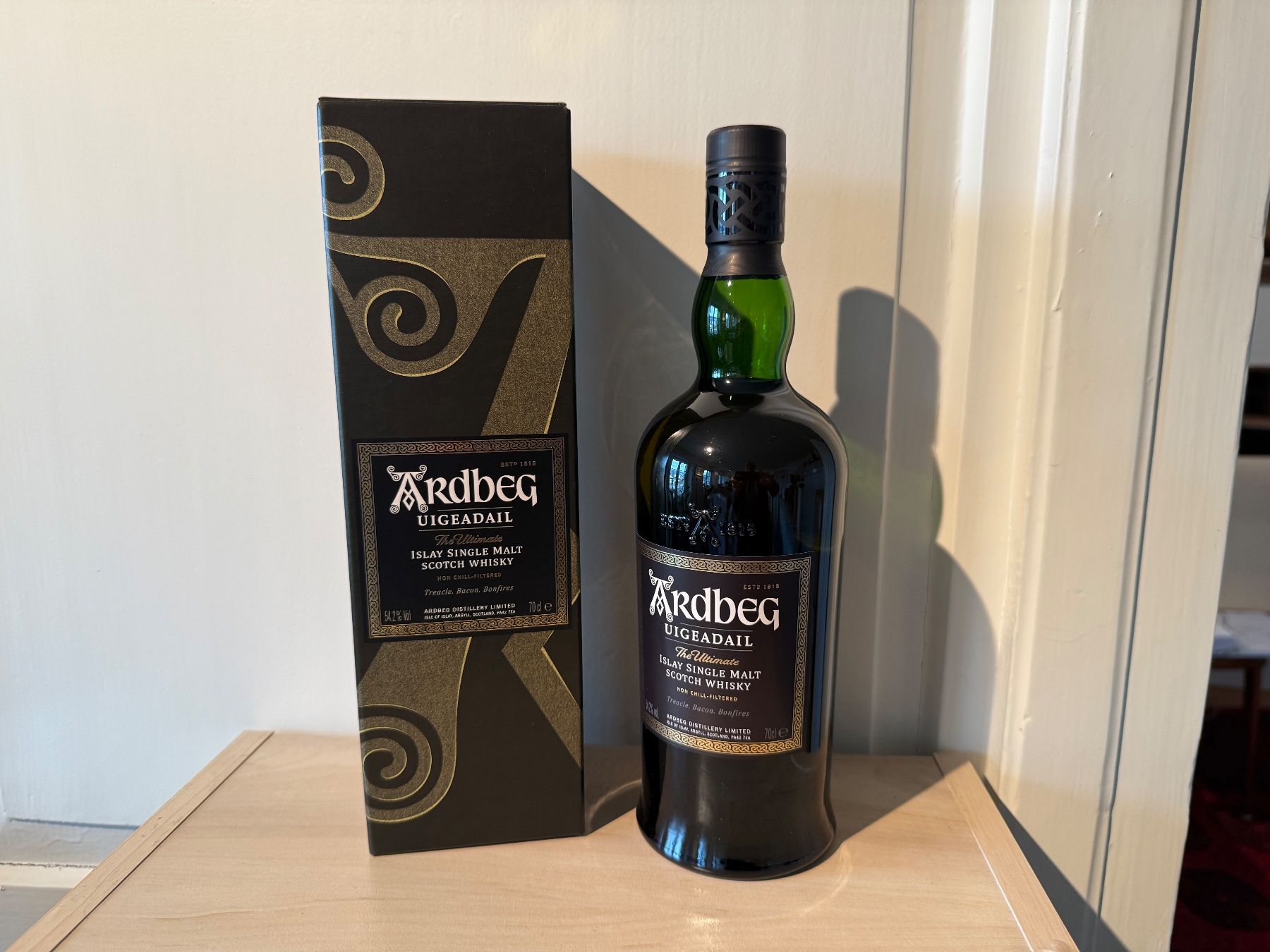 Ardbeg Bevande alcoliche: 1 Flasche Ardbeg Uigeadail 54.2% – Nuovo e nell'imballaggio originale da Wöschnau venduto da Vinsale