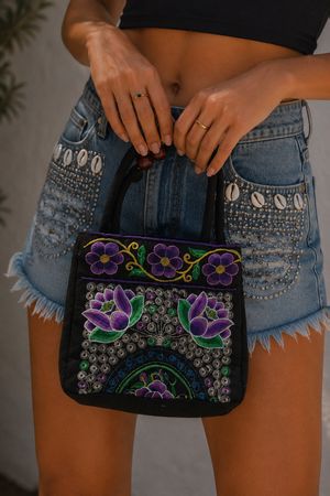 PETIT SAC À MAIN BRODÉ NOIR ET VIOLET