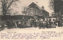 Neuchâtel (NE) Kinder beim Schlittenfahren einem Landhaus