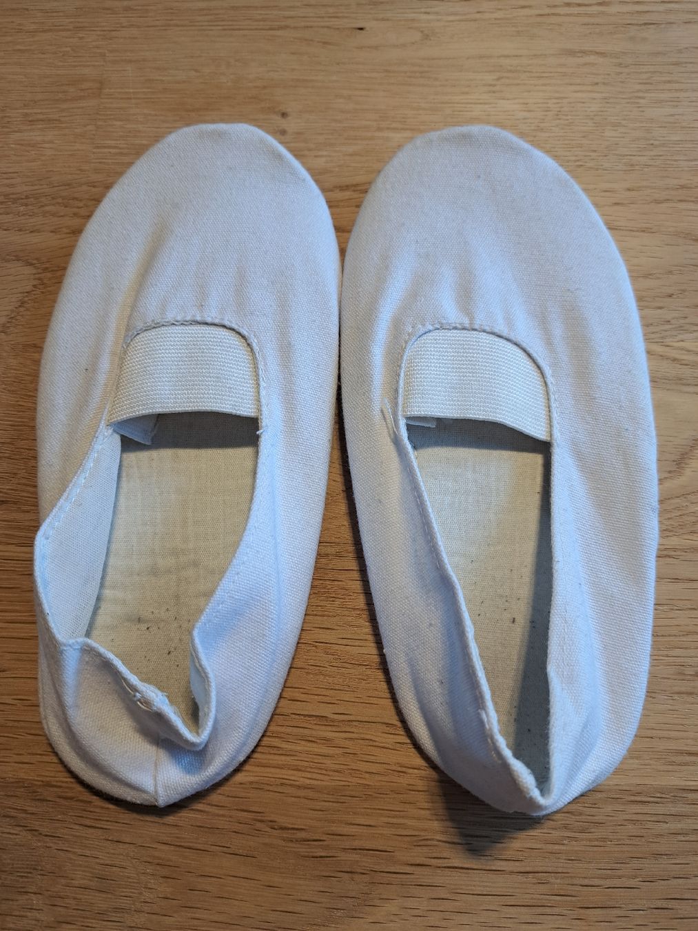 Scarpe per ragazze: Turnschläppchen Gr. 30 je Paar Turntäppli Gerätschuhe – Usato da Bergdietikon venduto da Staphylococcus 1