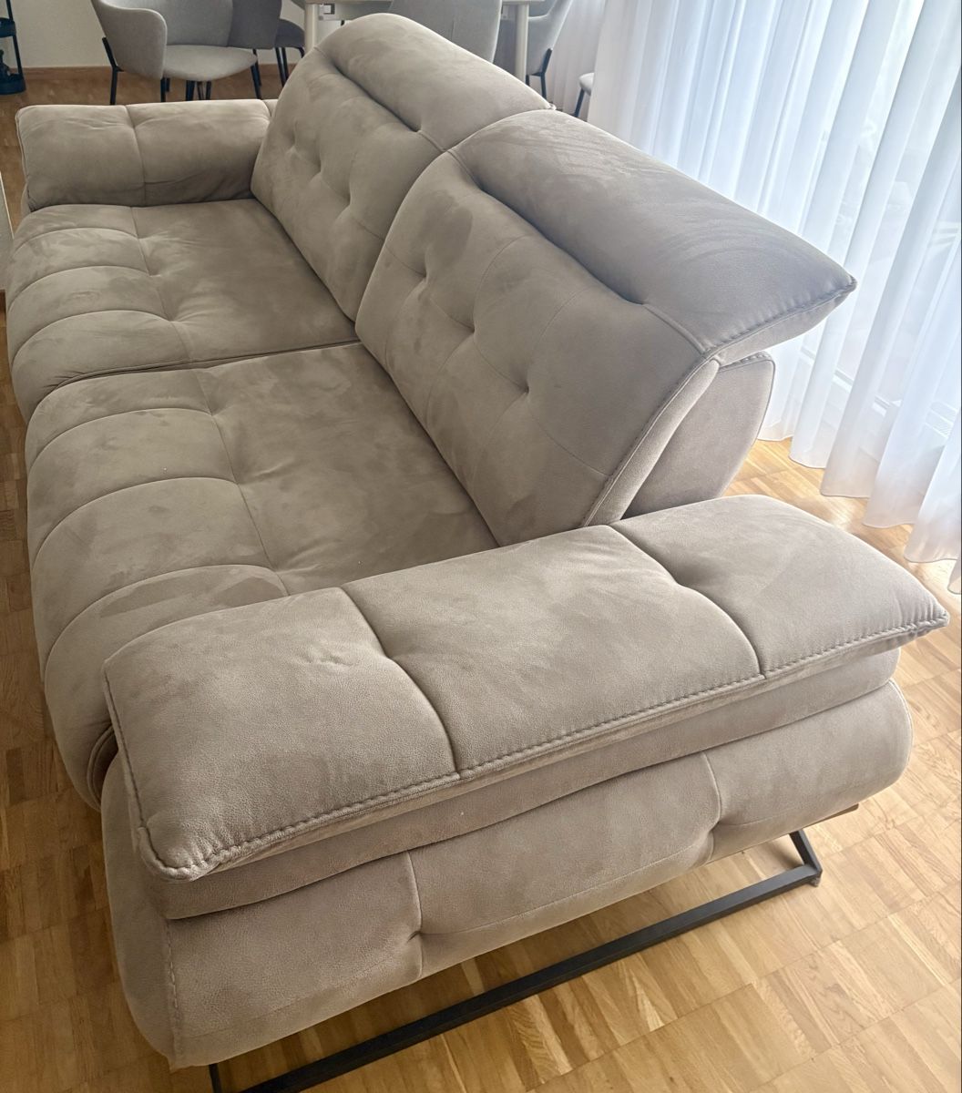 Sofas: 2x Moderne 3-Sitzer Sofas mit Kopfstützen – Gebraucht aus Uznach von kola.loreta