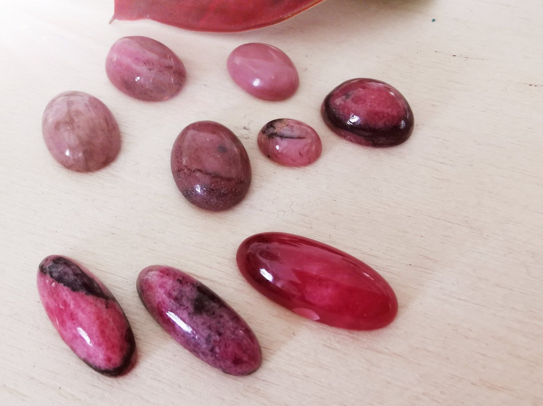 Edelsteine: 9 Stk. Rhodonit  Edelstein - Cabochon – Neu und originalverpackt aus Dierikon von Buntspecht-10