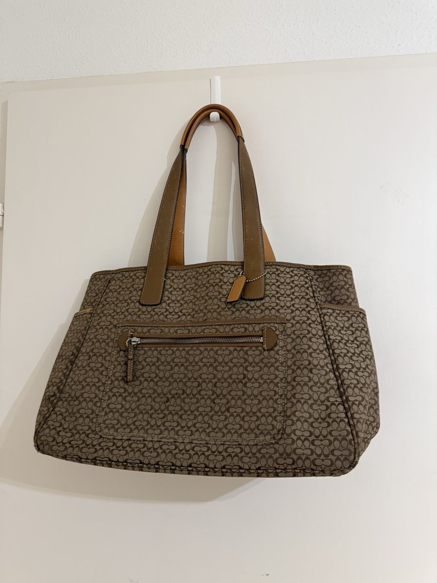 Taschen für Damen: Coach Handtasche Monogramm Muster braun gebraucht – Gebraucht aus Gümligen von elh_2p27 1