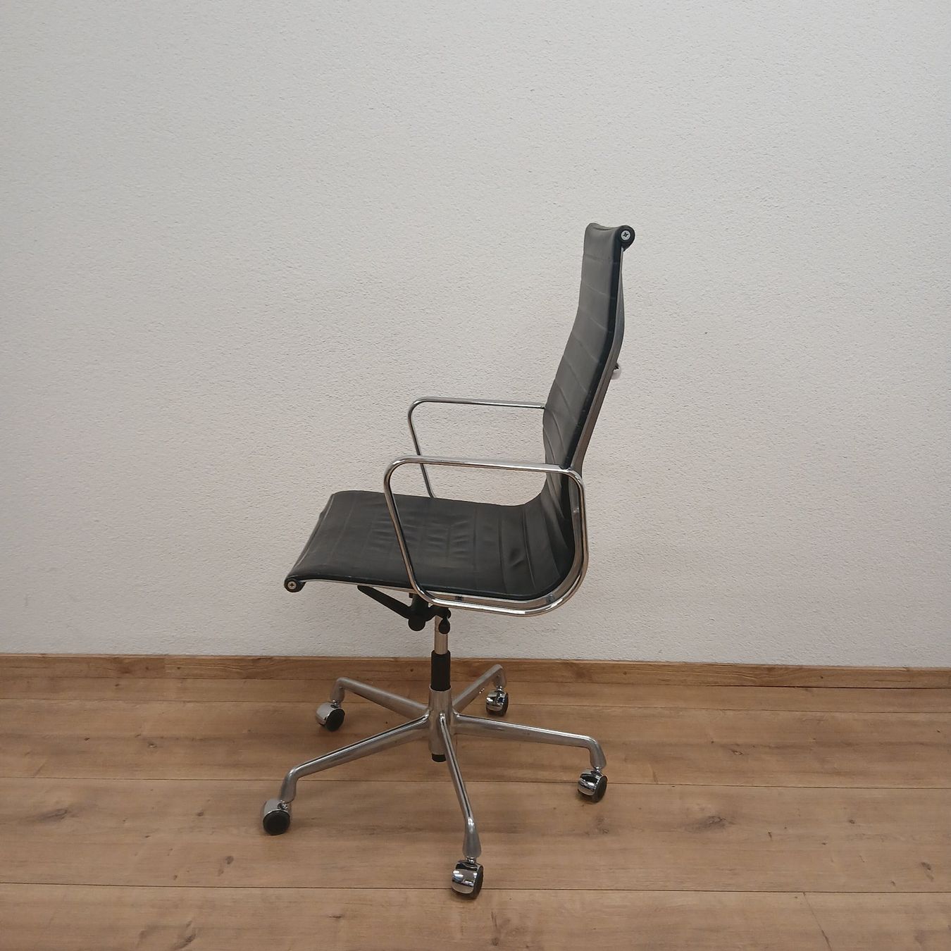 Vitra Sedie: Vitra Eames EA 119 Bürostuhl Leder Schwarz – Usato da Oberurnen venduto da SH2025 2