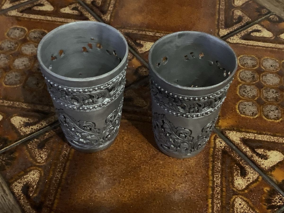 Tazze: 2 Becher mit Ornamenten Metall antik – Usato da Bärschwil venduto da Ranron1970