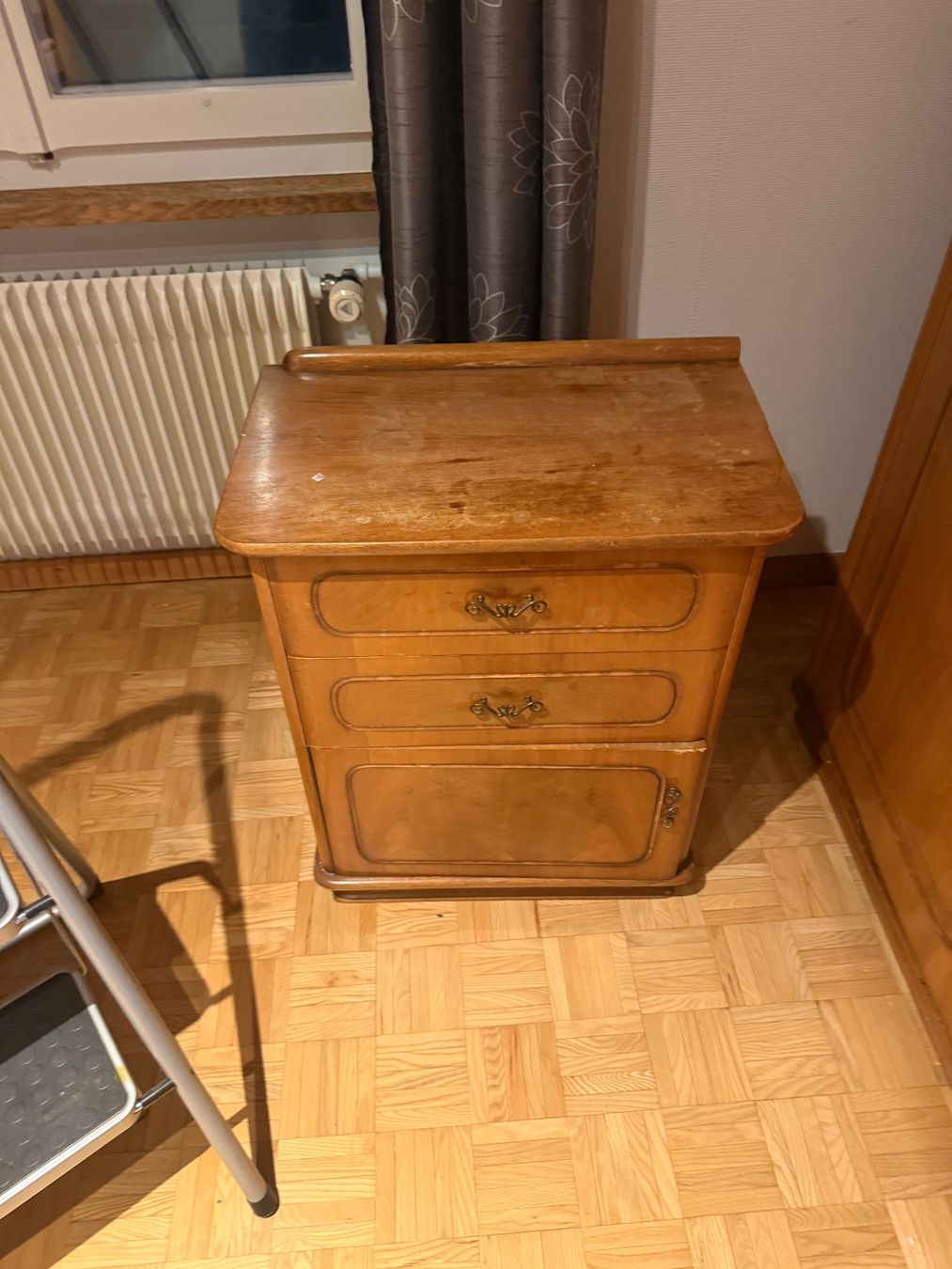 Comodini: Nachttisch Kommode Holz – Usato da Burgistein venduto da Sterchi0