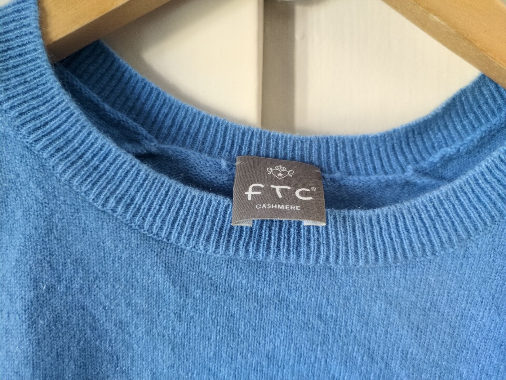 Maglioni & Felpe: Kaschmirpullover mit dekorativer Knopfleiste am Rücken Gr. S – Usato da Langenthal venduto da YElektra 1