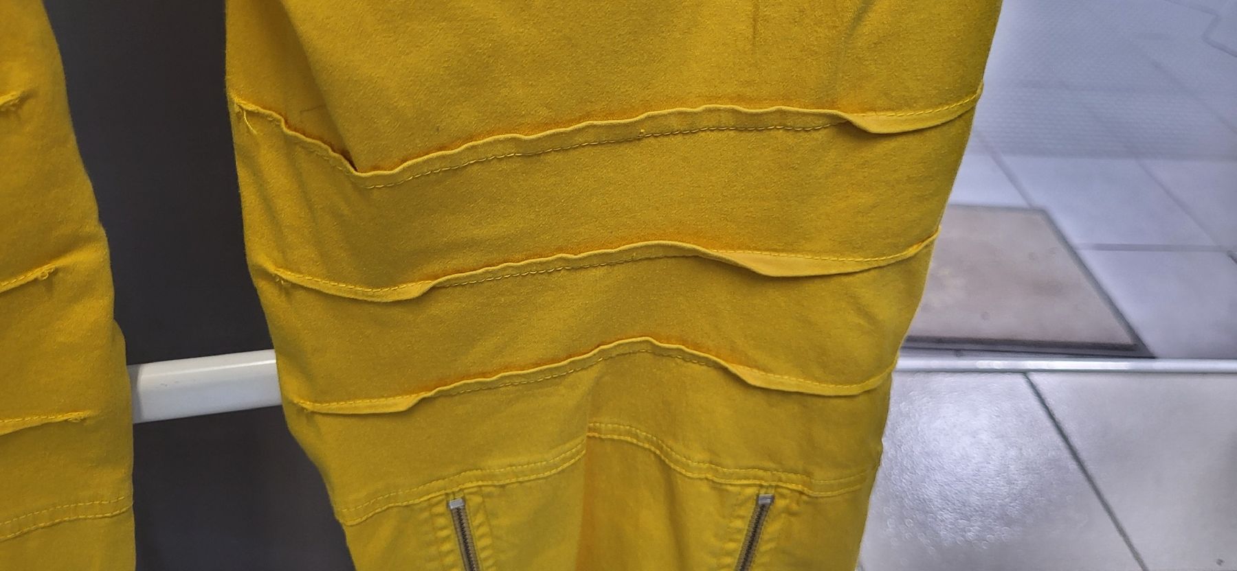 Pantaloni: Phard Hose, Gr. 42, gelb, neu – Nuovo e nell'imballaggio originale da Figino venduto da mayam63 7