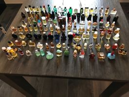 Parfum Miniaturen Sammlung mit Vitrine | Über 100 Flakons