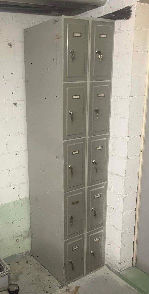 Armadi: Schrank Spind 10 Fächer grau Metall gebraucht – Usato da Trüllikon venduto da Power-Andi