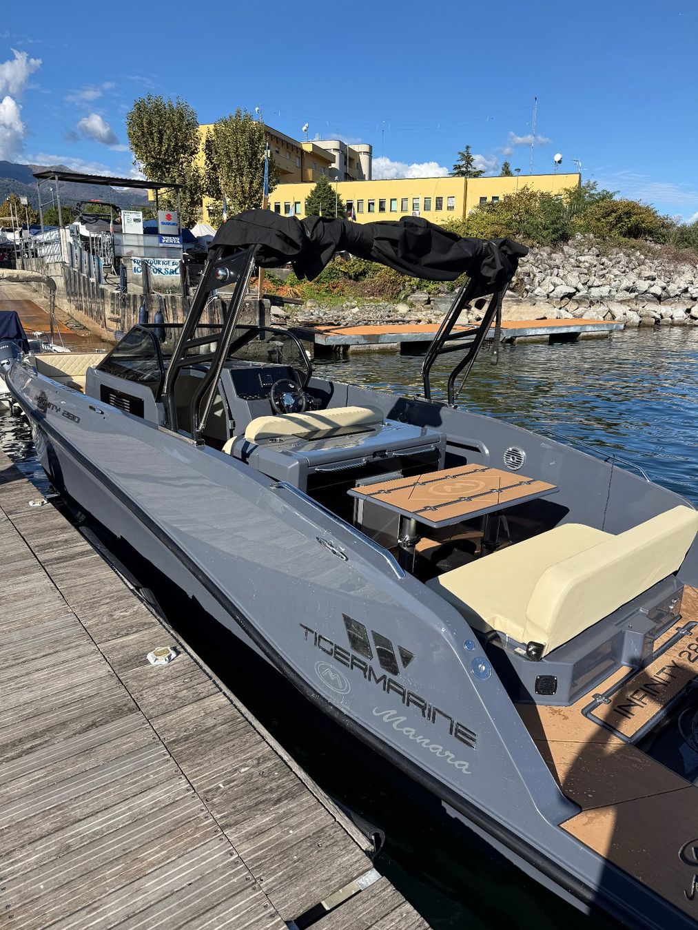 Barche: Neu Boot bei Manara mit 250 PS V6 – Nuovo e nell'imballaggio originale da Quartino venduto da 5franc 1