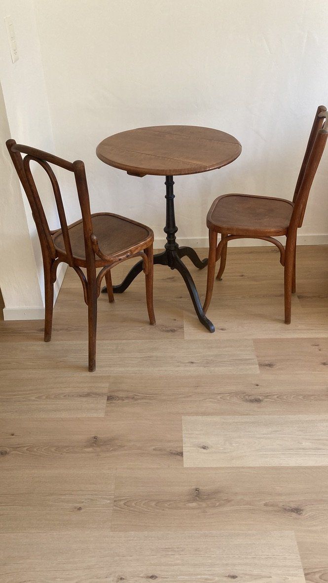 Set di tavolo e panche: Table bistrot + 2 chaises anciennes – Usato da Sion venduto da Snare