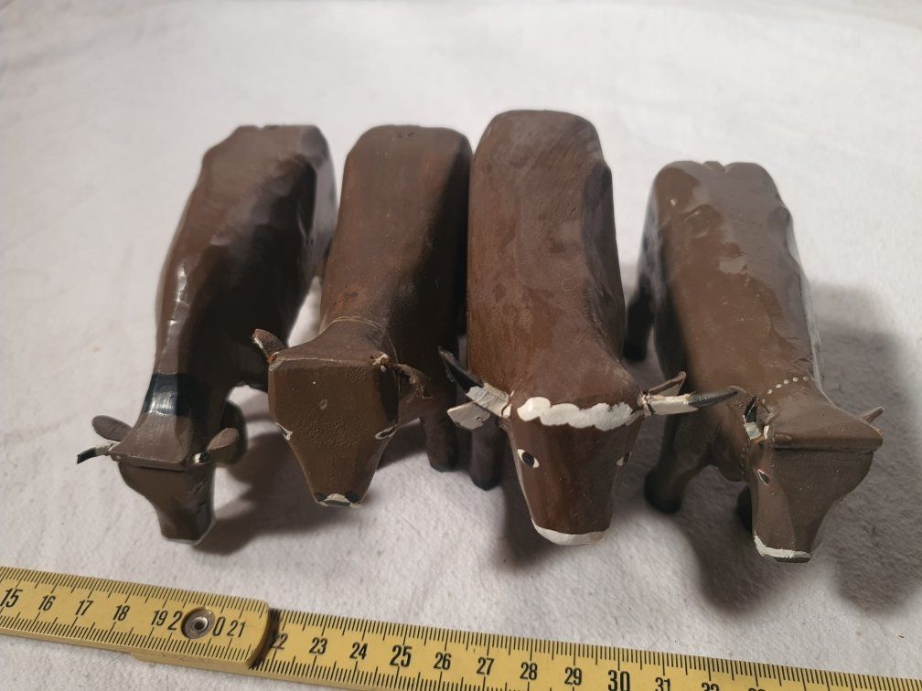 Figurines: 4 geschnitzte Holzkühe – D'occasion à Häggenschwil par hae_dgp2 2