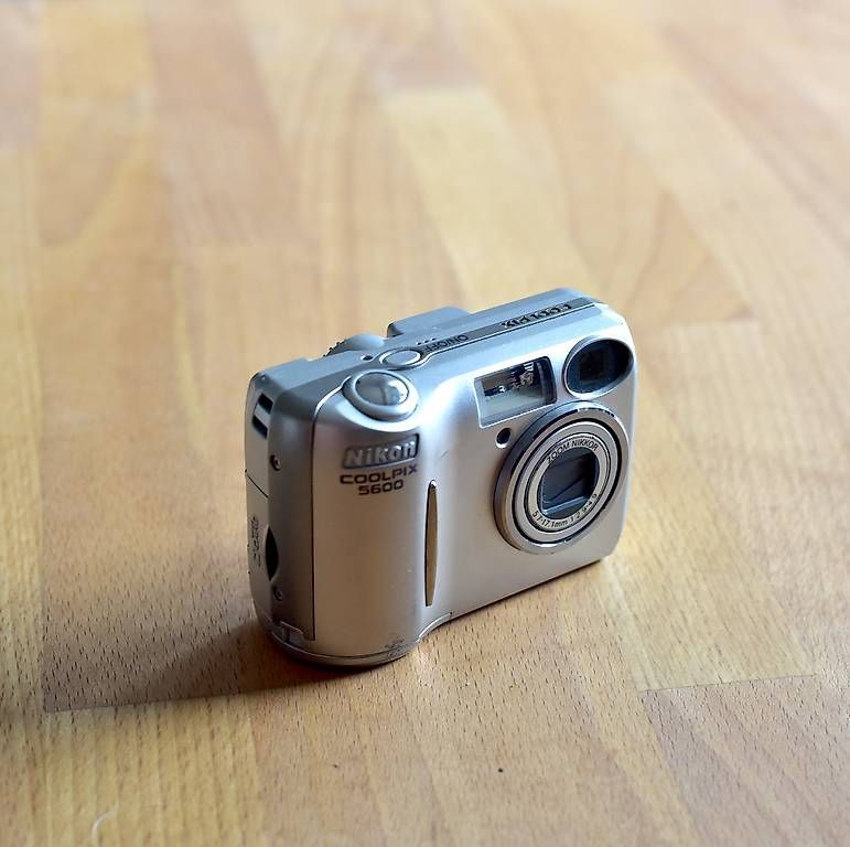 Nikon Kamera: Nikon Coolpix 5600 Silver Digital Camera – Gebraucht aus Zürich von BassLime
