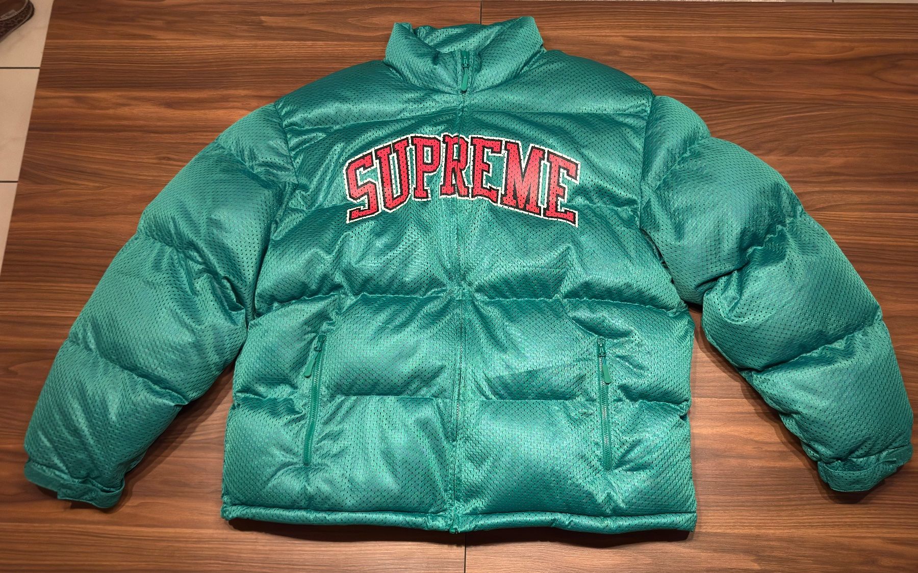 Supreme Jacken: Supreme Mesh Jersey Puffer Jacket – Neu (gemäss Beschreibung) aus Auvernier von Vendeur_Suisse 1