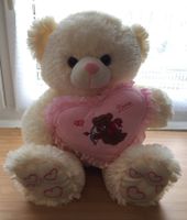Flauschiger Kuschelbär mit Herz