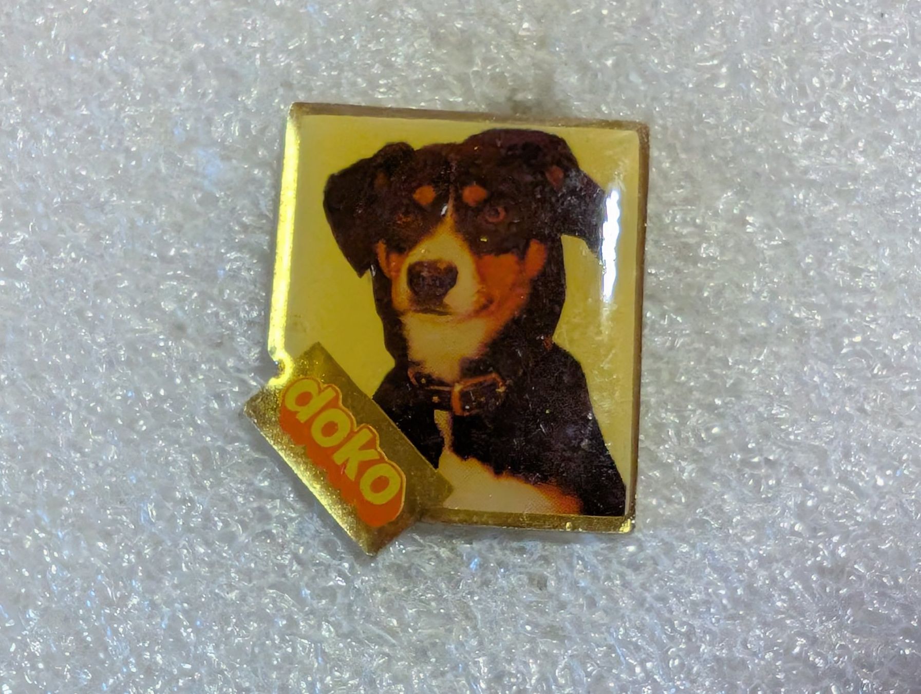 Placchette & Badge: Ansteckpin 102: Doko – Usato da Oppligen venduto da Pin-Fall-Shop
