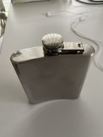 Taschenflasche aus Edelstahl, ideal für unterwegs!