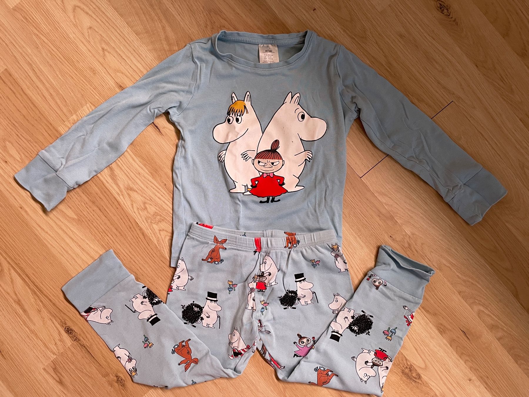 Pyjamas & Ähnliches: Mumin Pyjama von MOOMIN, hellblau, Grösse 98/104 – Gebraucht aus Himmelried von kern.marko