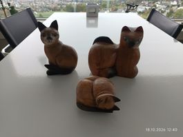 Drei Katzen Figuren aus Holz