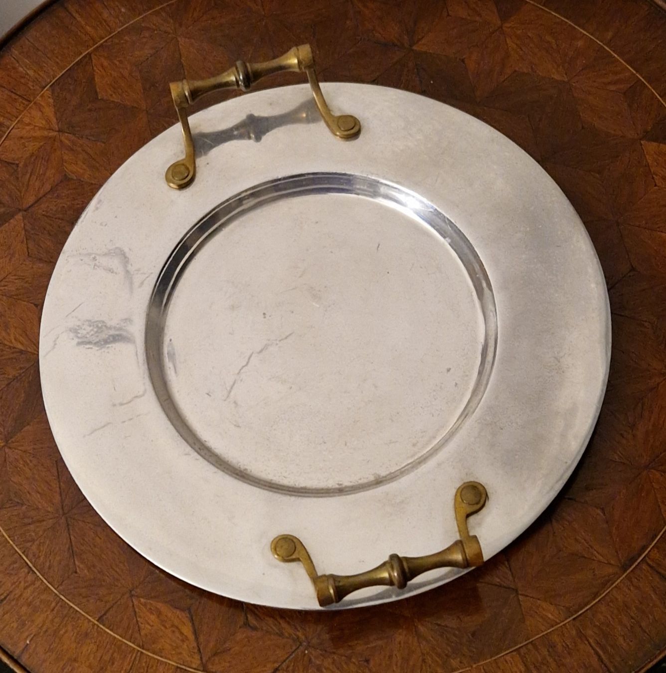 Plateaux: Spezielles vintage Tablett silberfarben mit Messing Griffen – D'occasion à Zürich par silver-team 1