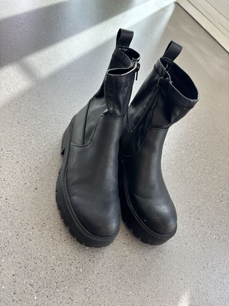 Chaussures femmes: Neuwertige Pull & Bears Boots Gr.36 – D'occasion à Luzern par sumsili