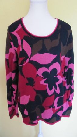 Farbenprächtiger Pullover mit Blumenmuster von Bonita