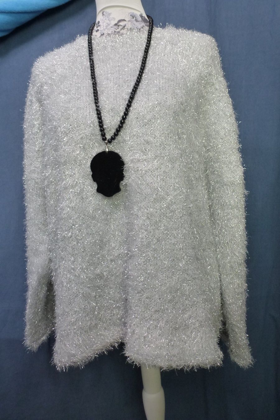 Maglioni & Felpe: PULLOVER IN SILBER FRANSENPULLOVER KRATZT NICHT GR XL WEIT – Nuovo (secondo la descrizione) da Kreuzlingen venduto da ang_7k8d