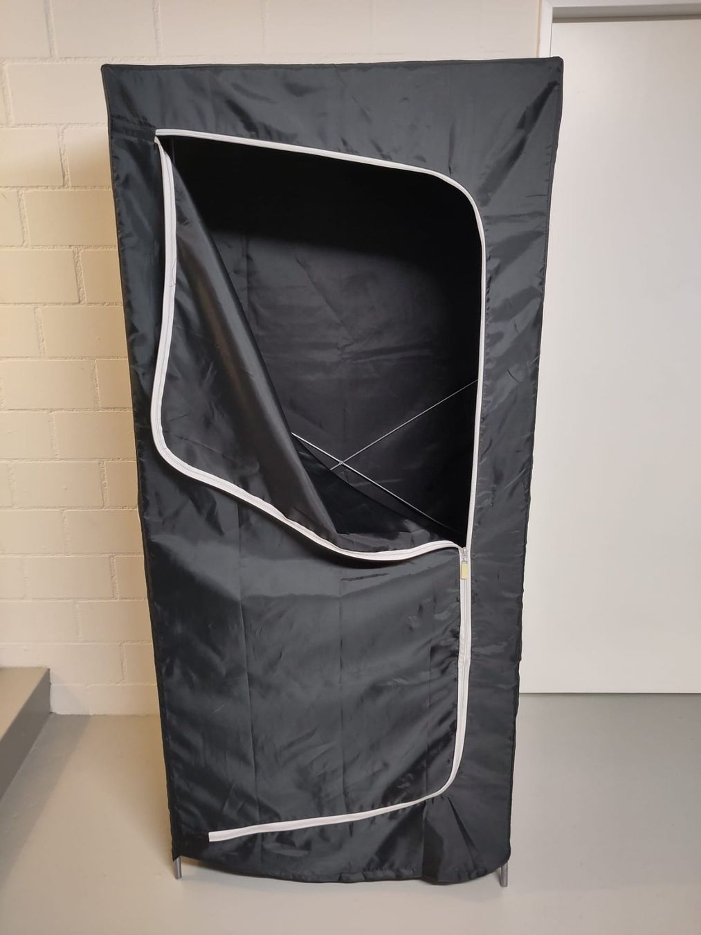 Ikea BREIM Kleiderschrank/Mottenschrank aus Stoff in Schwarz (Gebraucht) in Dättlikon für CHF 3 – nur Abholung auf Ricardo kaufen