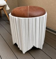 Design Hocker aus weissem Holz mit brauner Leder Sitzfläche