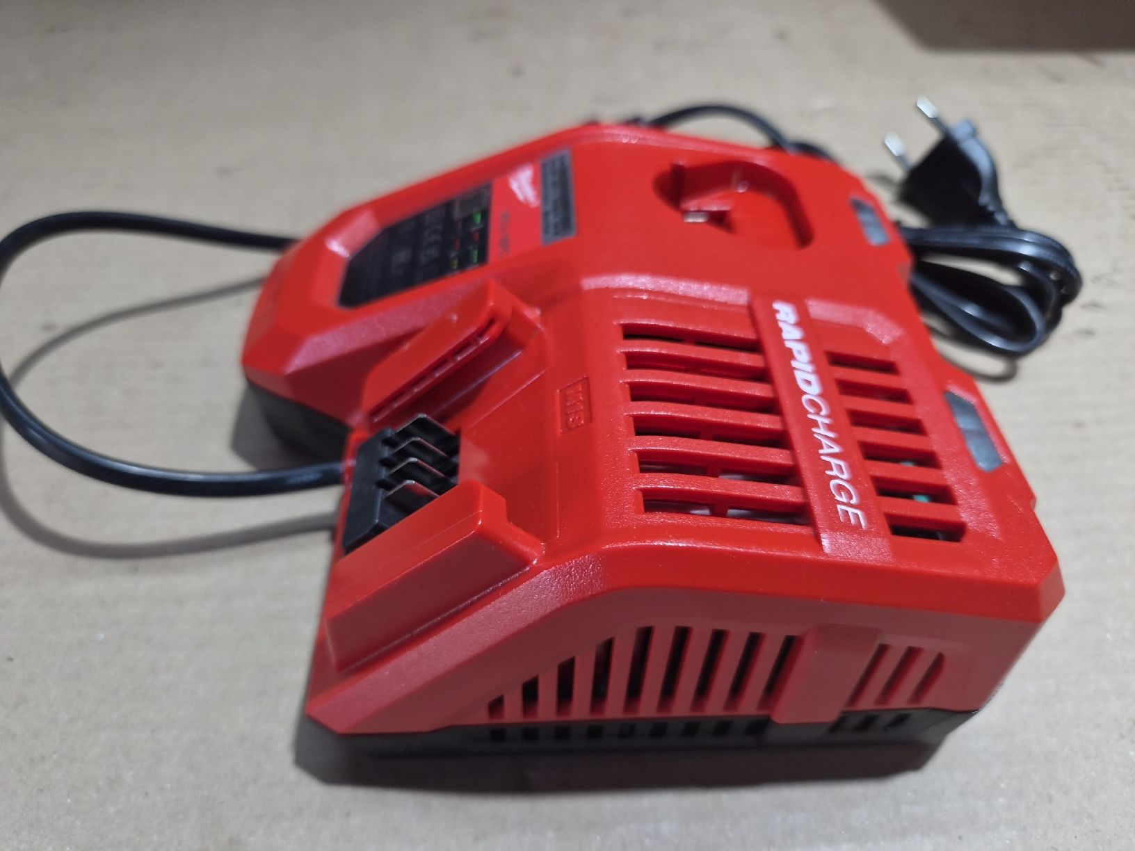 Milwaukee Akkus & Batterien: Milwaukee M12-18FC Ladegerät Neu – Neu und originalverpackt aus Reutigen von beore 4