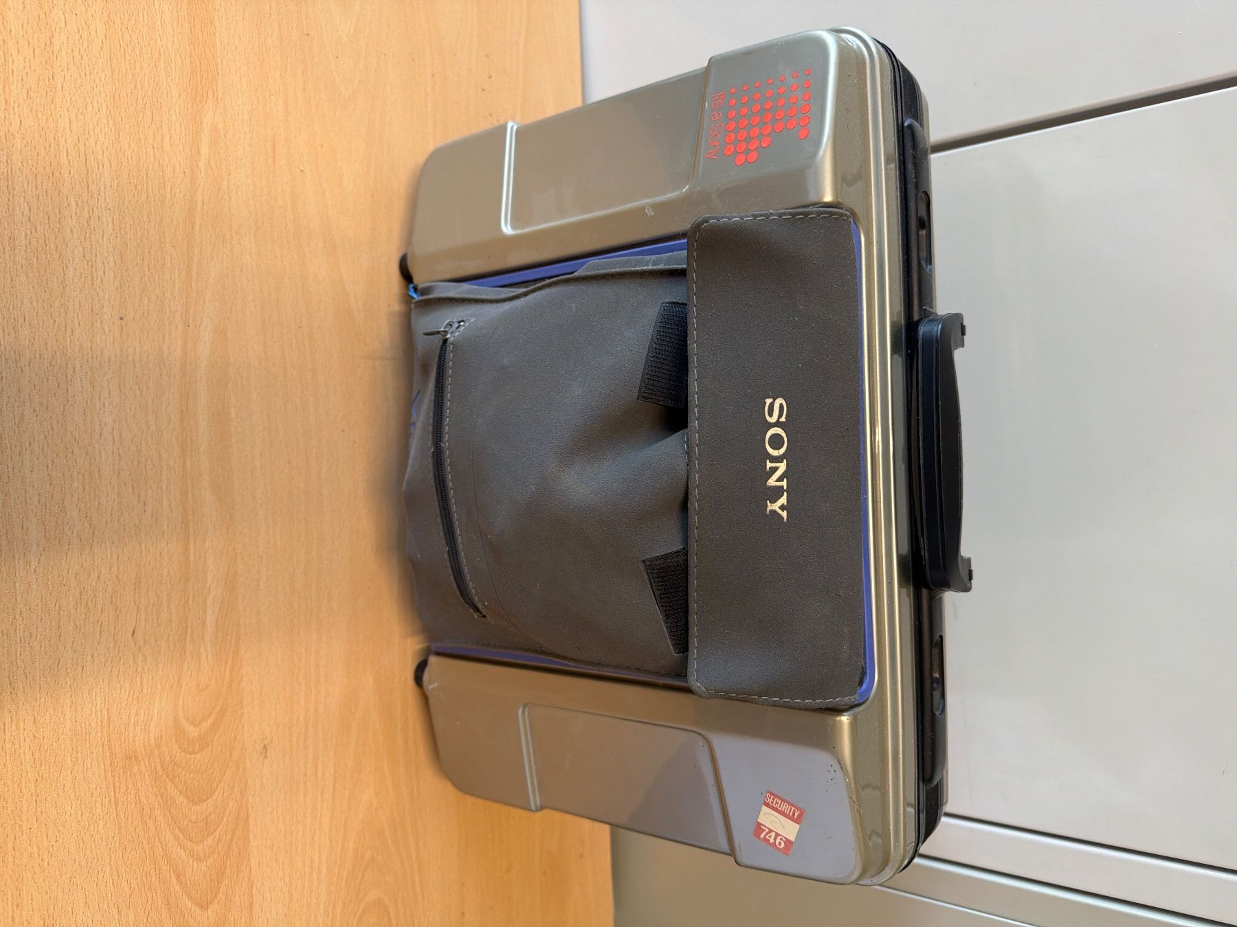 Sony Videocamere: Sony Camcorder CCD-V8AF-E mit Koffer gebraucht – Nuovo (secondo la descrizione) da St. Gallen venduto da ima_h6l9