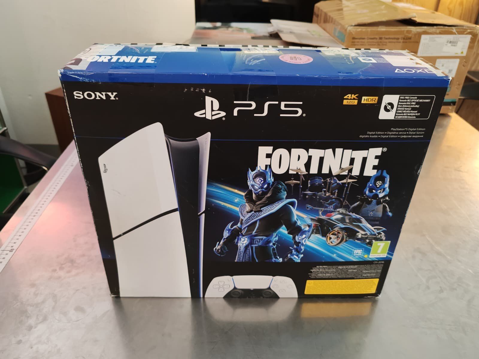 Sony Console: Sony PlayStation 5 Digital Edition Fortnite – Nuovo e nell'imballaggio originale da Bern venduto da PrettyGood