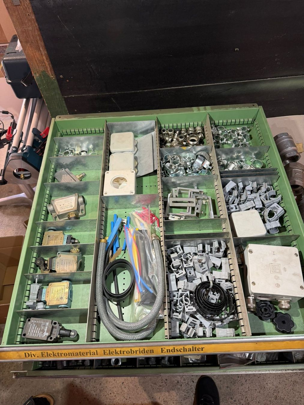 Tutti gli attrezzi: Div. Elektromaterial Elektroschalter Endschalter Sortimen... – Usato da Buchs AG venduto da Werkstatt-Shop