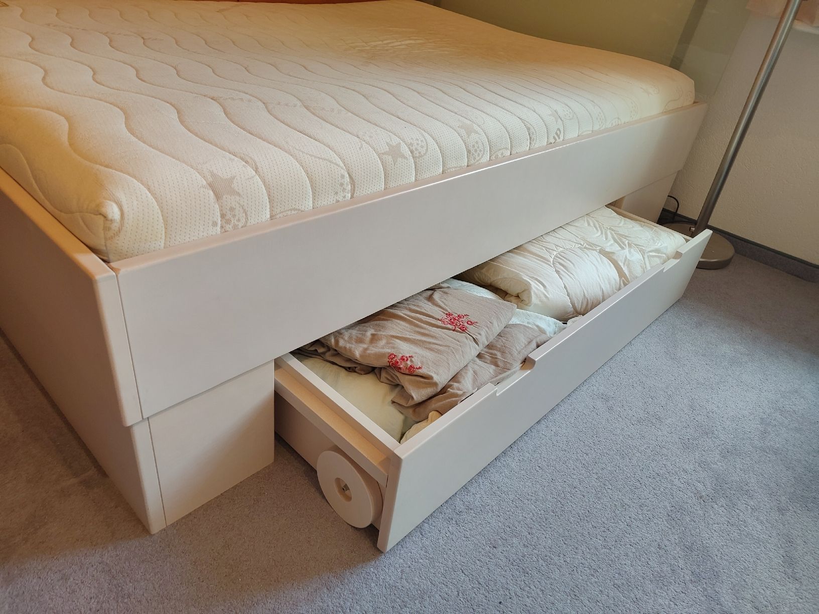 Lits: Bett 140 x 200 cm mit Schublade – D'occasion à Gossau ZH par Treasurekeeper 1