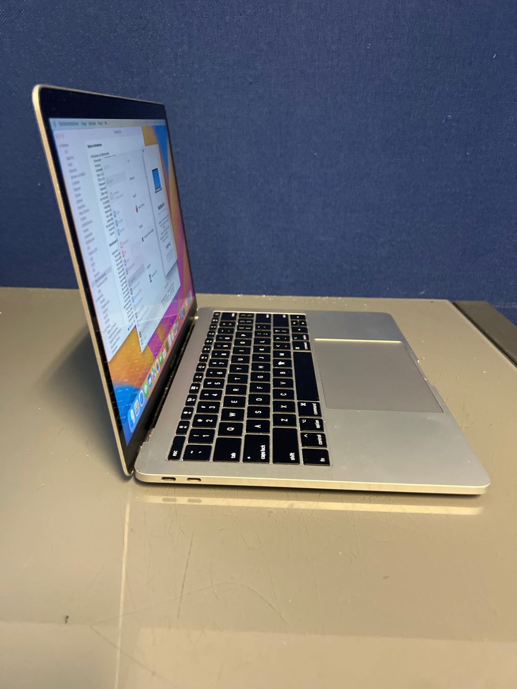 Apple Notebook: MacBook Pro 13" 2017 Silber Display Verfärbung Defekt #53 – Difettoso da Dietikon venduto da speedkauf 1