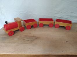 Kinder Lokomotive mit 3 Zugwaggons