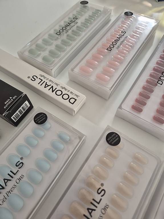 Künstliche Fingernägel: Doonails Set 8 Farben, plus Remover, Glue & Oil – Neu und originalverpackt aus Zürich von minimillk 2