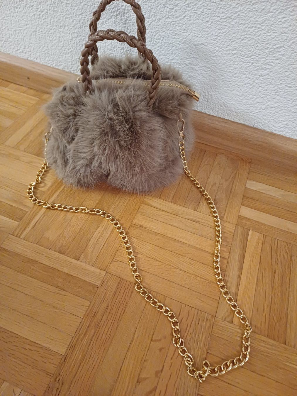 Borse da donna: Fluffy small Brown Handbag with Gold Chain – Nuovo (secondo la descrizione) da Dübendorf venduto da palemoon 2