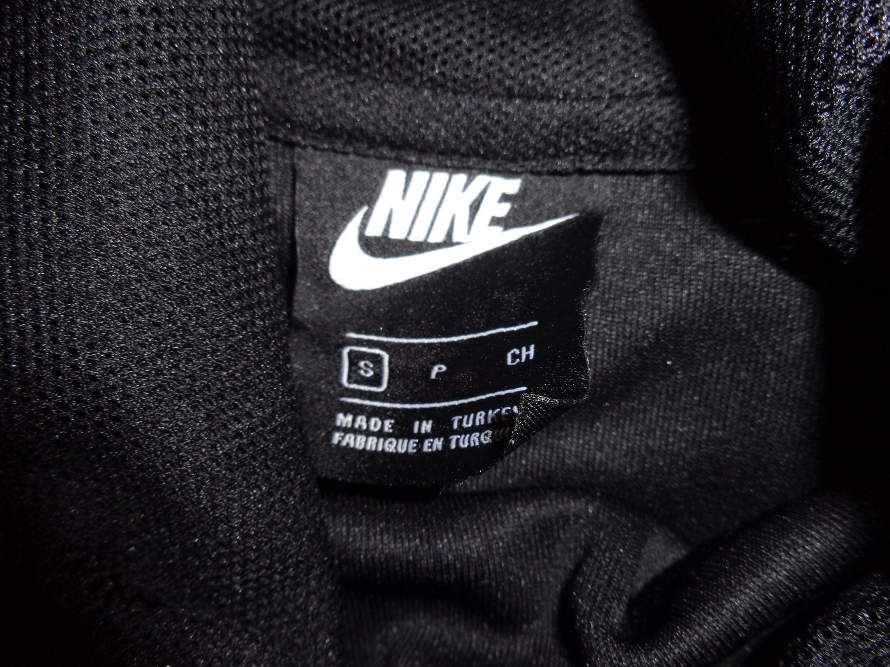 Lotti di vestiti: Trainer Nike Gr S schwarz mit Gold – Usato da Liestal venduto da Gecko16 9