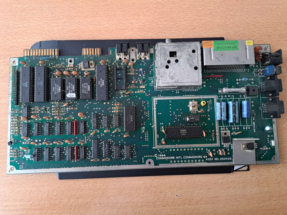 Commodore C64 Systemboard ASSY 250425 (Gebraucht) in Effretikon für CHF ...
