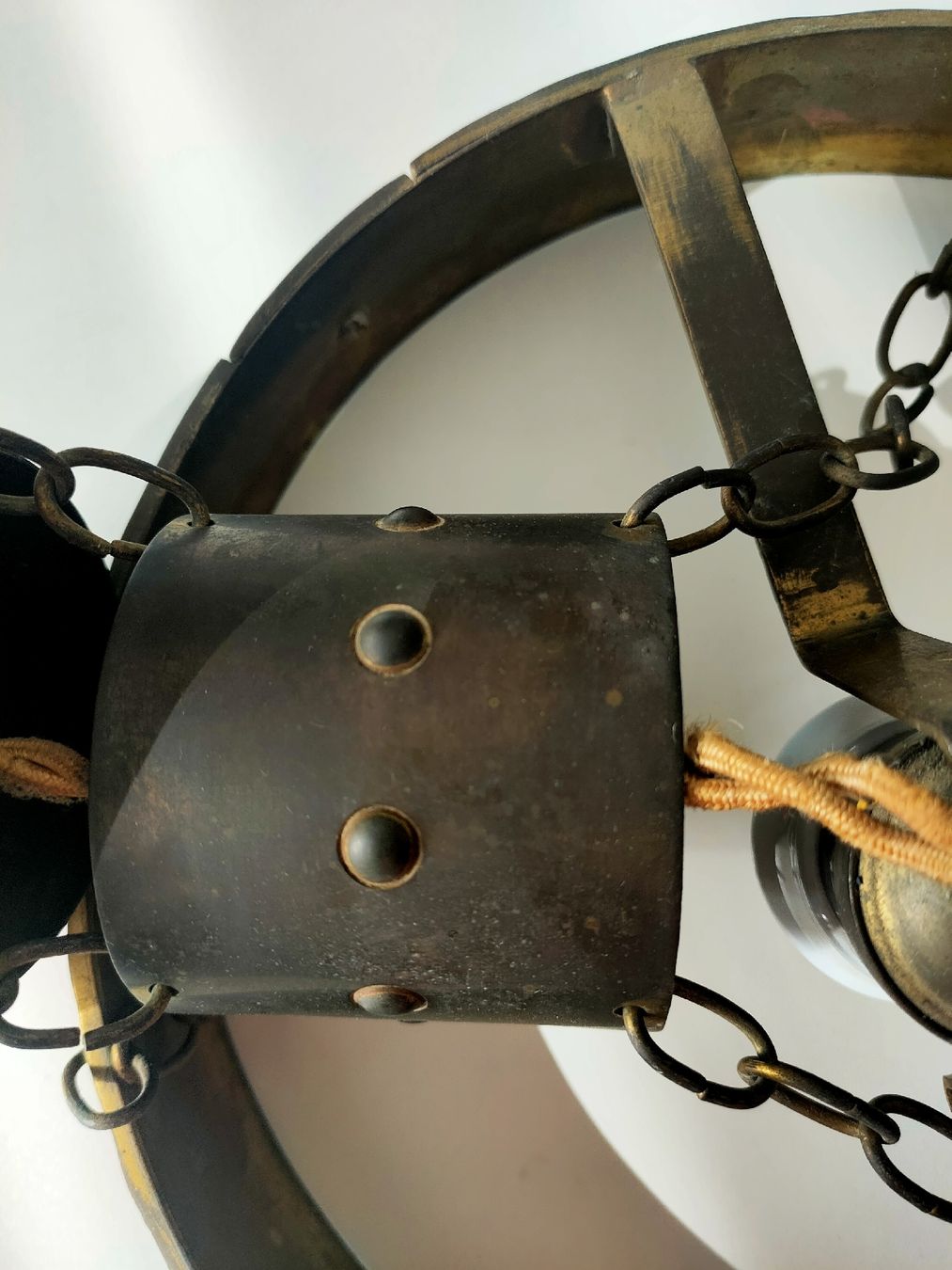 Lampadari & plafoniere: Antike Deckenlampe Kugelglas / Milchglas mit Messingrand, – Usato da Gipf-Oberfrick venduto da minini 5