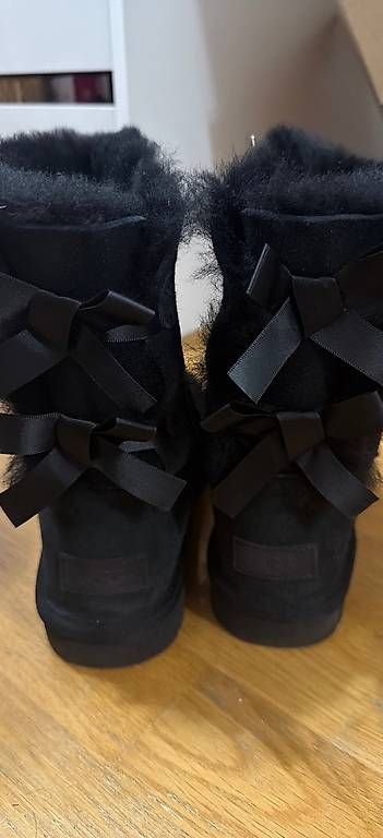 Ugg Scarpe da donna: UGG bailey bow – Usato da Basel venduto da Catarinaxx3