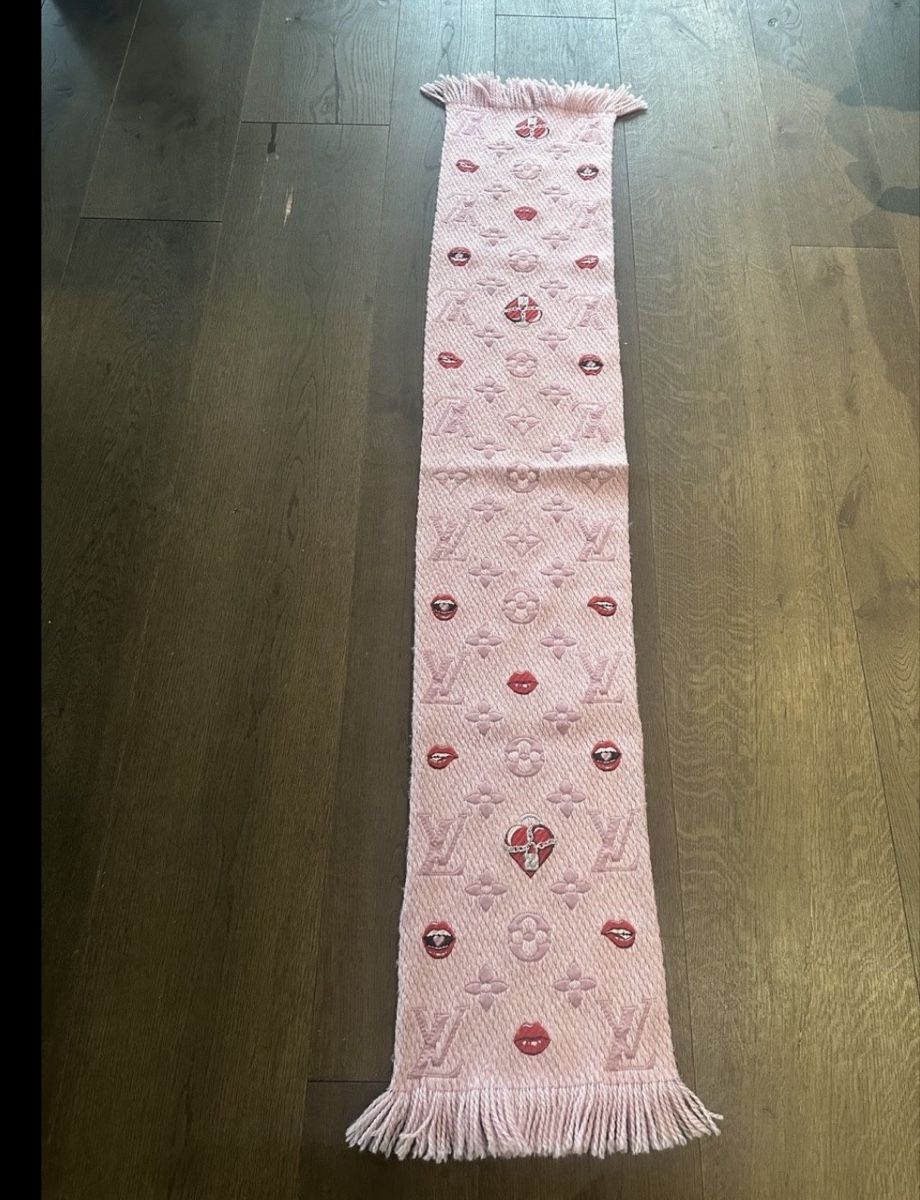 Louis Vuitton Foulards & écharpes: Echarpe originale Louis Vuitton Rose – D'occasion à Aven par Dt82 1