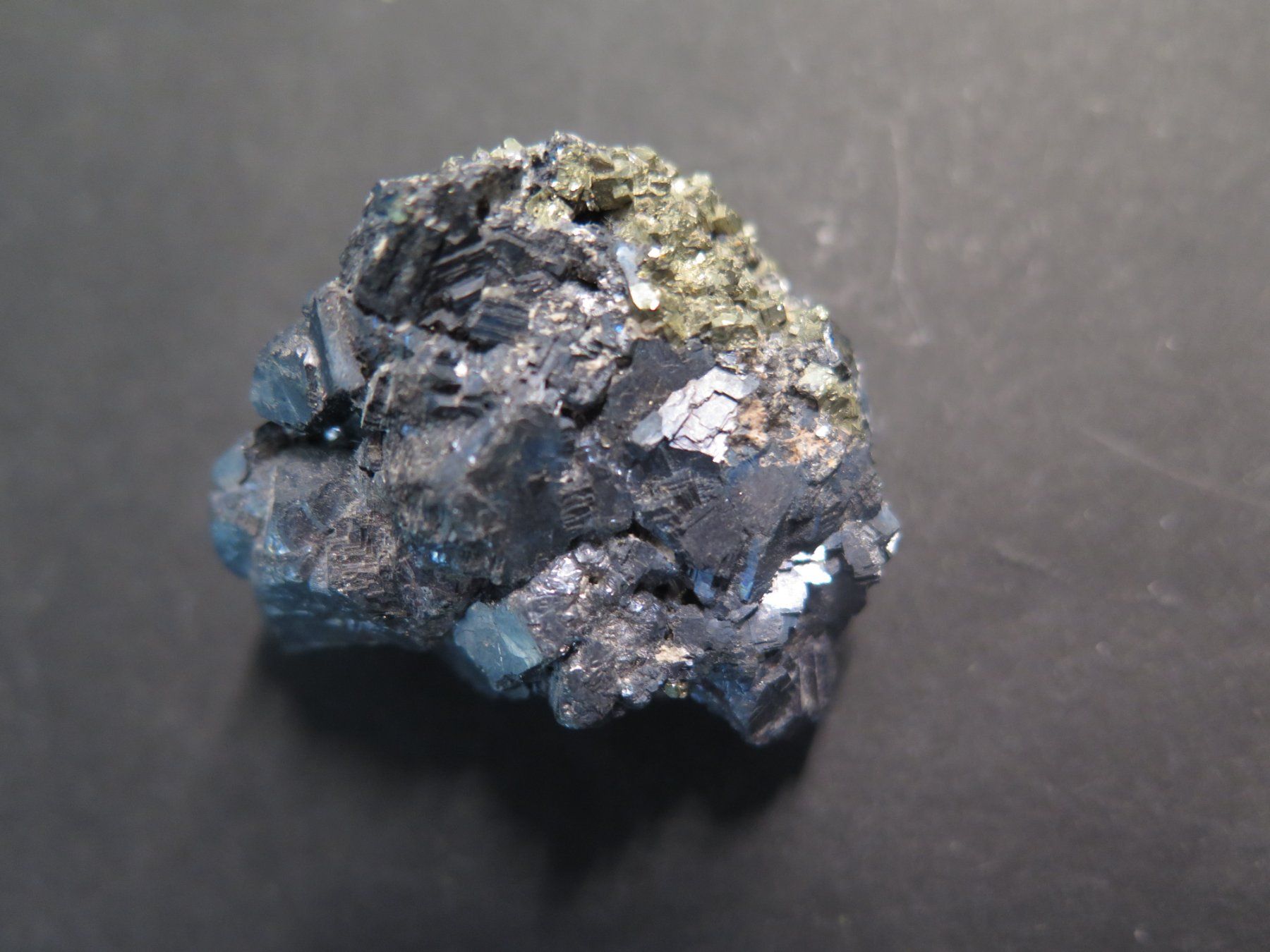 Mineralien & Heilsteine: Bleiglanz mit Pyrit von Peru – Gebraucht aus Schaffhausen von Yamakana51L8736OQ8 3
