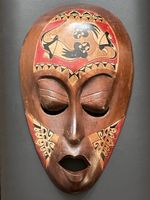 Masque mural en bois sculpté décoré