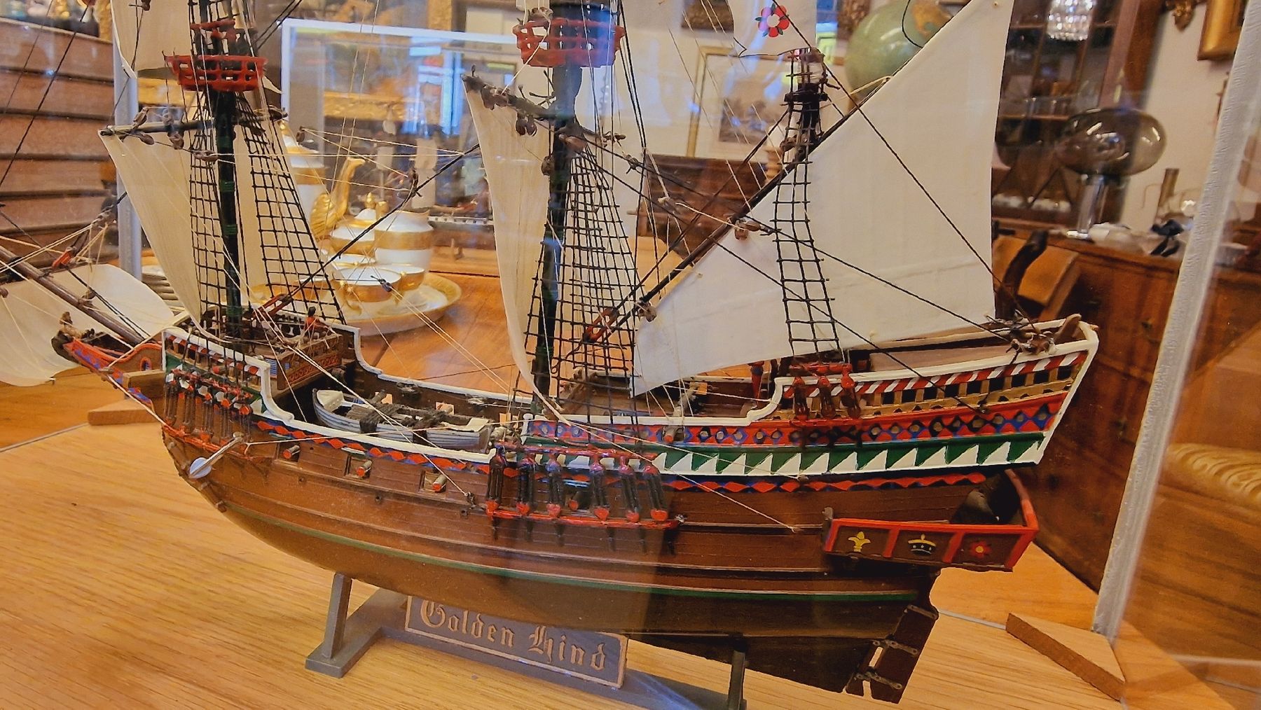 Kit di modellismo & Modellini statici: Schönes Modellschiff Golden Hind mit Vitrine – Usato da BERN venduto da Intarsia 3
