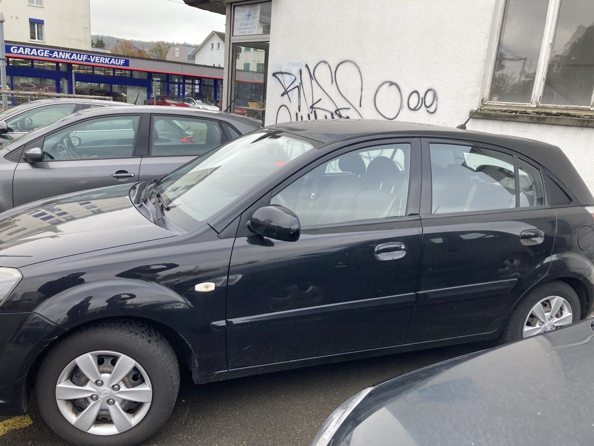 Kia Automobili: Kia Rio 1.6 CVVT Style – Usato da Zürich venduto da Cosicomsa 1